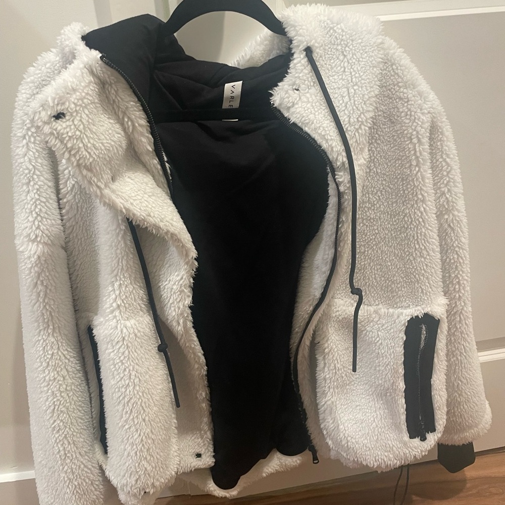 Varley Sherpa Jacket View 2